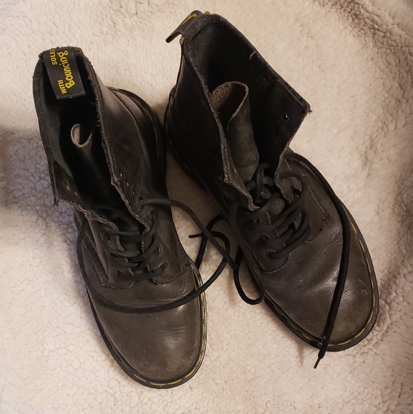 Leather 8 eyelet Boots - Picture 1 of 15